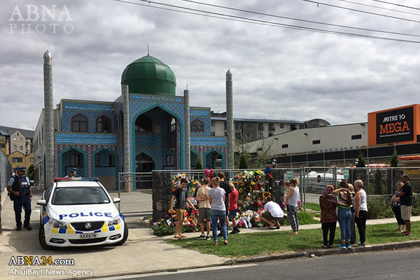 گزارش تصویری/ ابراز همبستگی مردم نیوزیلند با قربانیان تروریسم، در مسجد امام رضا(ع)