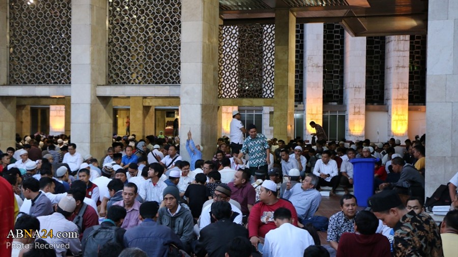 عکس خبری/ حال و هوای ماه مبارک رمضان در پرجمعیت‌ترین کشور اسلامی