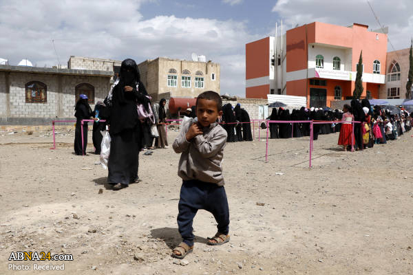 گزارش تصویری/ صف کشیدن یمنی‌ها برای دریافت مواد غذایی
