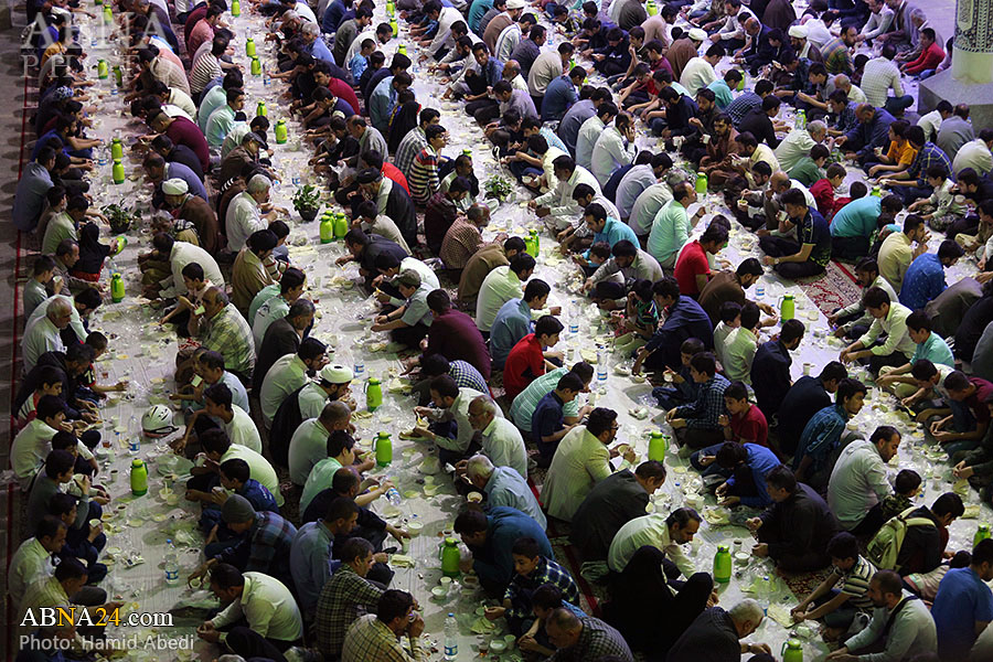 گزارش تصویری/ ضیافت افطاری در حرم حضرت معصومه(س) در ماه مبارک رمضان