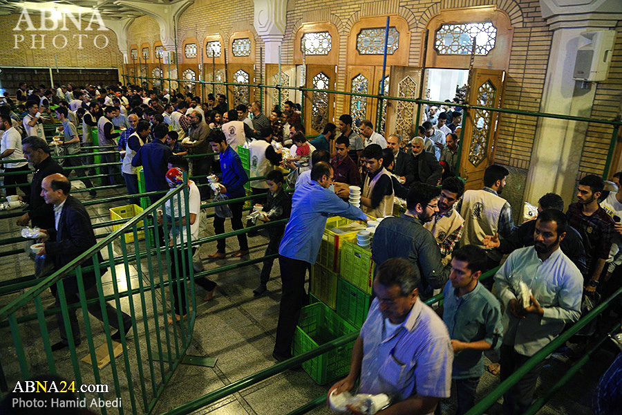 گزارش تصویری/ ضیافت افطاری در حرم حضرت معصومه(س) در ماه مبارک رمضان