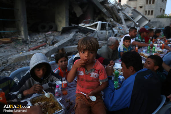افطار در کنار خانه های ویران شده در غزه