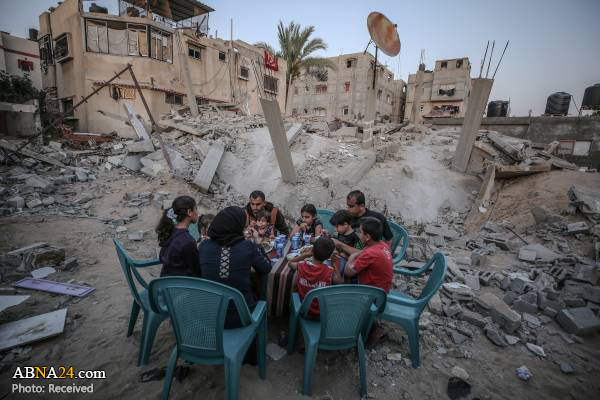 افطار در کنار خانه های ویران شده در غزه