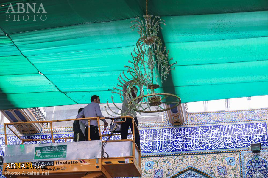 عکس خبری/ نصب لوسترهای جدید در حرم حضرت عباس(ع) 
