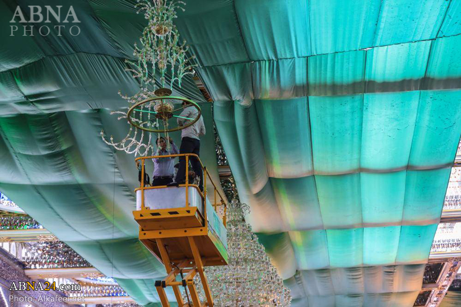 عکس خبری/ نصب لوسترهای جدید در حرم حضرت عباس(ع) 