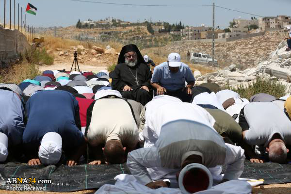 کشیش مسیحی در صف نماز جماعت معترضان فلسطینی