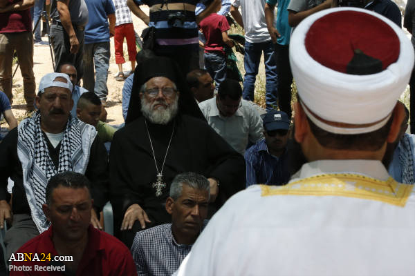 کشیش مسیحی در صف نماز جماعت معترضان فلسطینی
