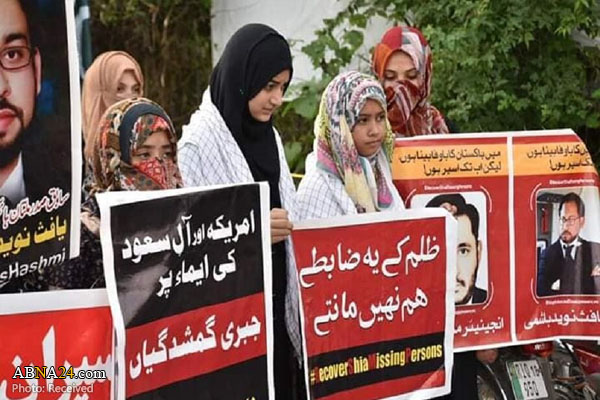 تجمع خانواده‌های شیعیان ربوده شده پاکستانی مقابل منزل وزیر خارجه این کشور 