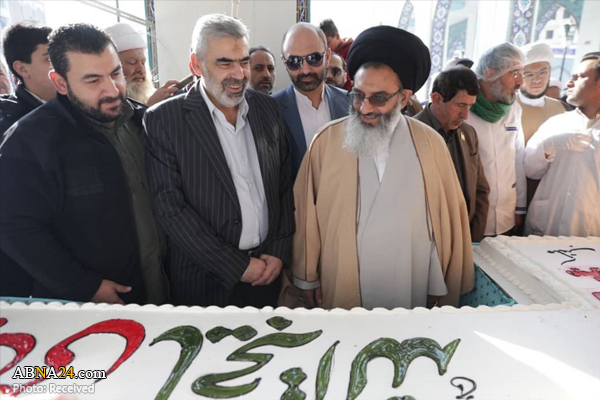 توزیع کیک 69 متری در حرم مطهر حضرت زینب(س)