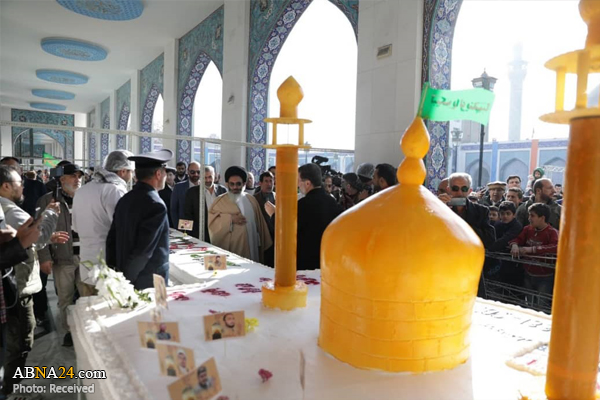 توزیع کیک 69 متری در حرم مطهر حضرت زینب(س)