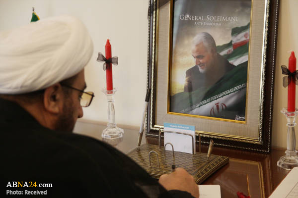 امضای دفتر یادبود شهید سلیمانی در سفارت ایران در اندونزی