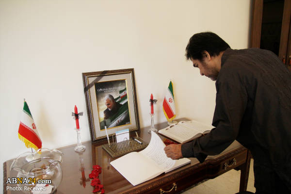 امضای دفتر یادبود شهید سلیمانی در سفارت ایران در اندونزی