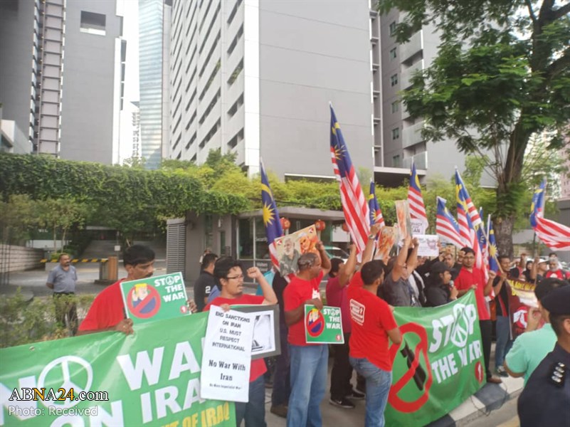 تجمع مقابل سفارت آمریکا در مالزی در اعتراض به شهادت سردار سلیمانی