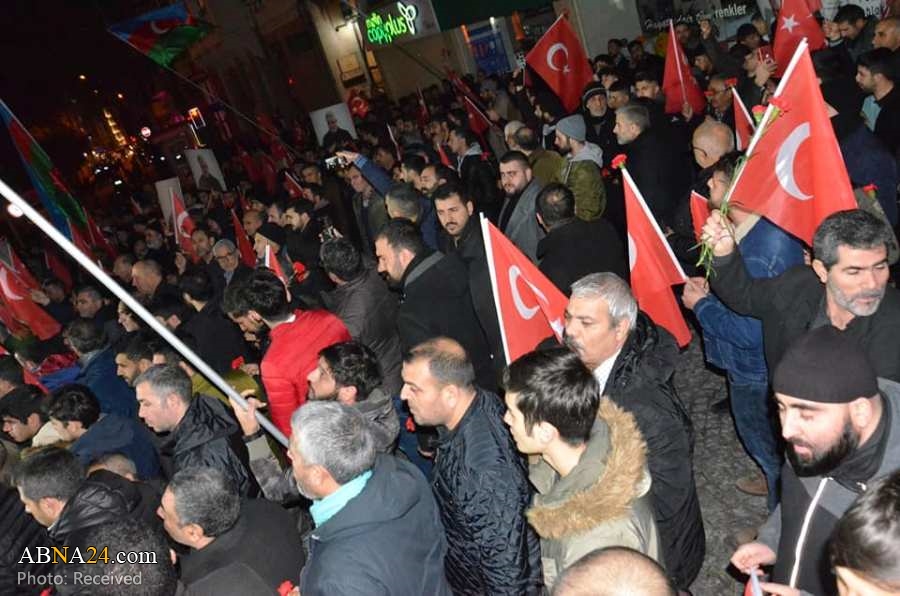 تجمع مردم ترکیه مقابل سرکنسولگری ایران در استانبول در محکومیت ترور سردار سلیمانی