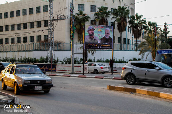 نصب عکس سردار سلیمانی در غزه