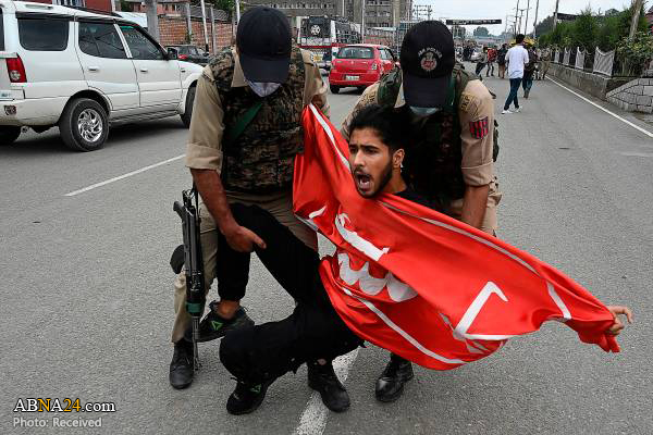 عکس خبری/ سرکوب خونین عزاداران حسینی در کشمیر