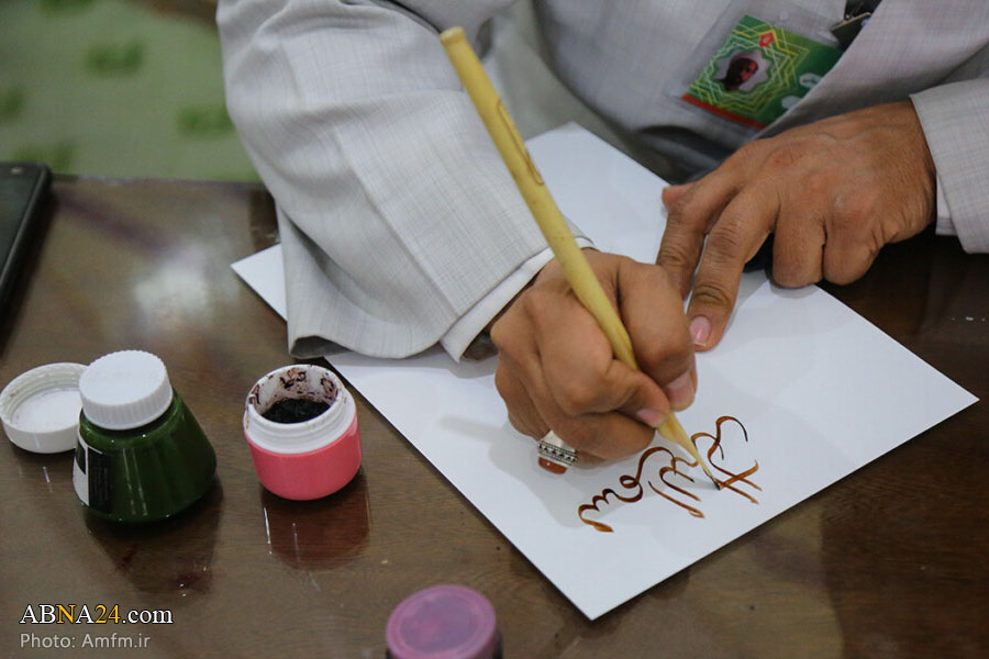 عکس خبری/ هنرنمایی طلبه خوشنویس برای زائران حرم حضرت معصومه(س)