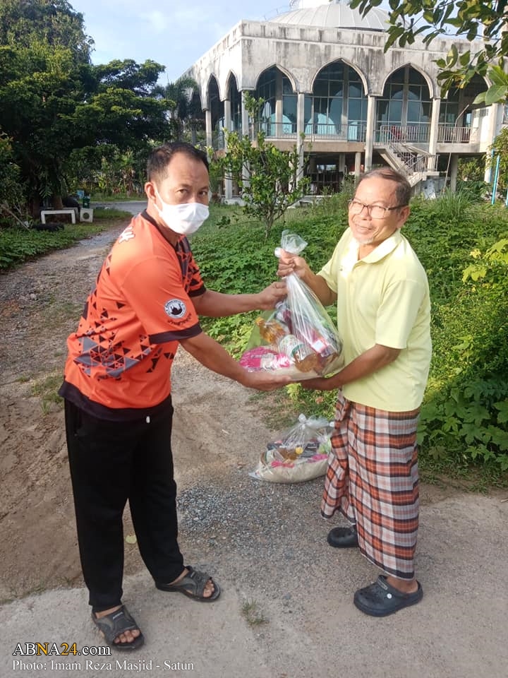 کمک اعضای مسجد امام رضا(ع) به نیازمندان در شهر ساتون تایلند  
