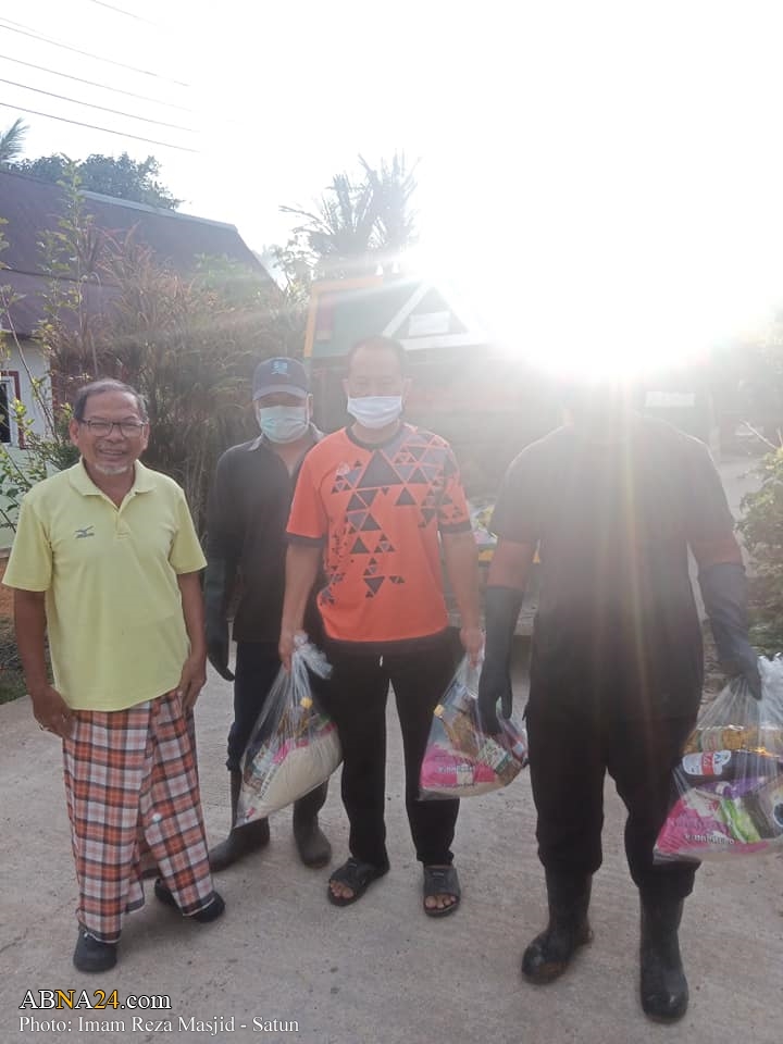 کمک اعضای مسجد امام رضا(ع) به نیازمندان در شهر ساتون تایلند  