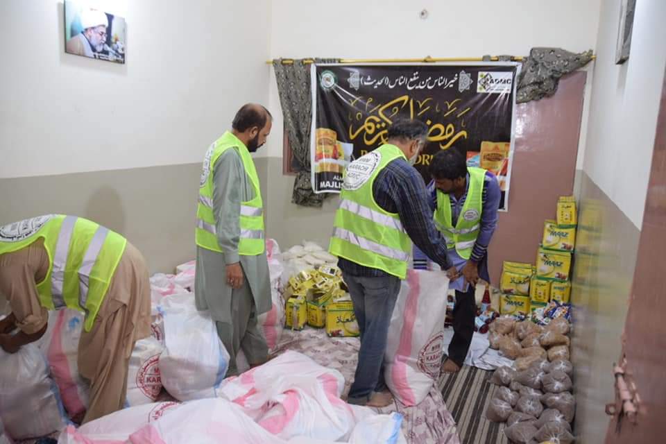 گزارش تصویری/ تهیه بسته‌های غذایی از سوی اعضای مجلس وحدت مسلمین کراچی برای نیازمندان در منطقه \