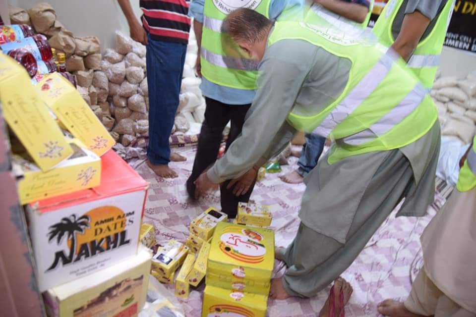 گزارش تصویری/ تهیه بسته‌های غذایی از سوی اعضای مجلس وحدت مسلمین کراچی برای نیازمندان در منطقه \