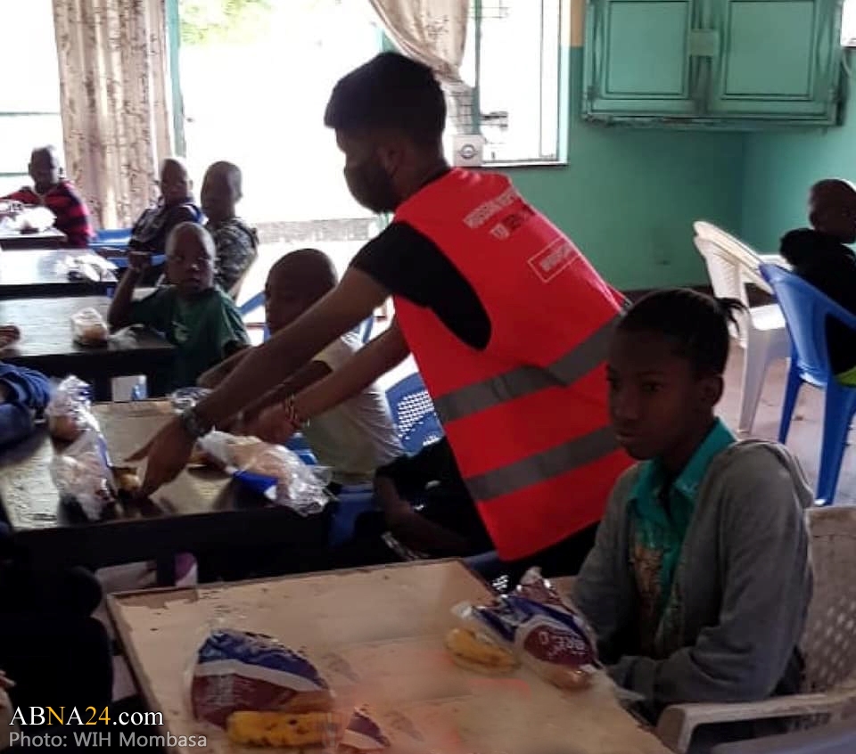 توزیع بسته‌های غذایی بین کودکان بی‌سرپرست در مومباسا از سوی اعضای \