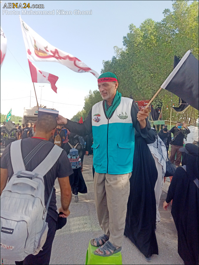 گزارش تصویری/ توزیع نذری بین زائرین پیاده اربعین حسینی 