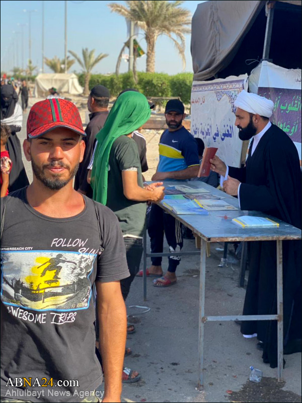 عکس خبری/ فعالیت مبلغان مجمع جهانی اهل‌بیت(ع) در راه بغداد به کربلا