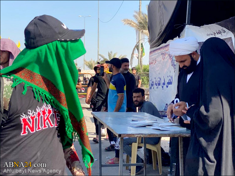 عکس خبری/ فعالیت مبلغان مجمع جهانی اهل‌بیت(ع) در راه بغداد به کربلا