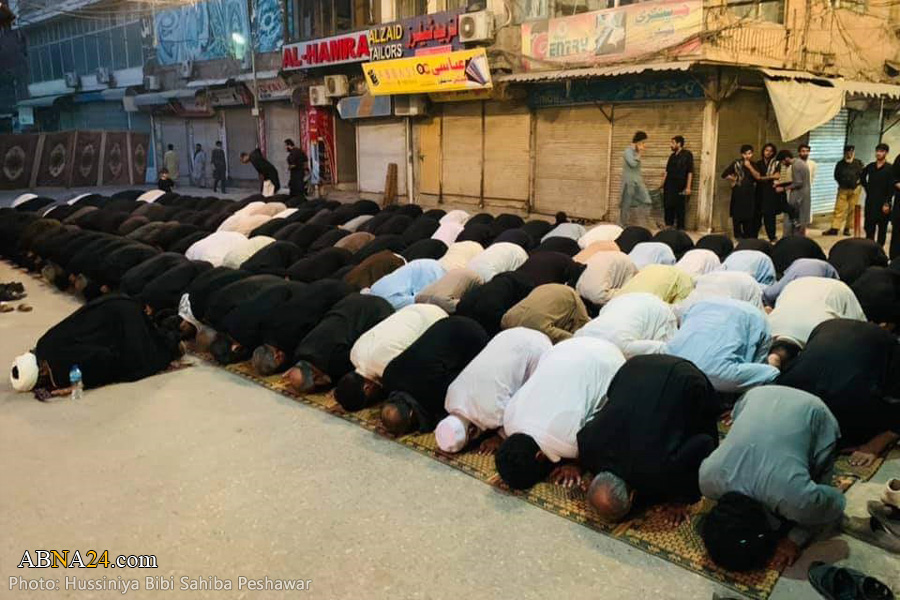 عکس خبری/ اقامه نماز جماعت در شهر پیشاور در روز اربعین حسینی 