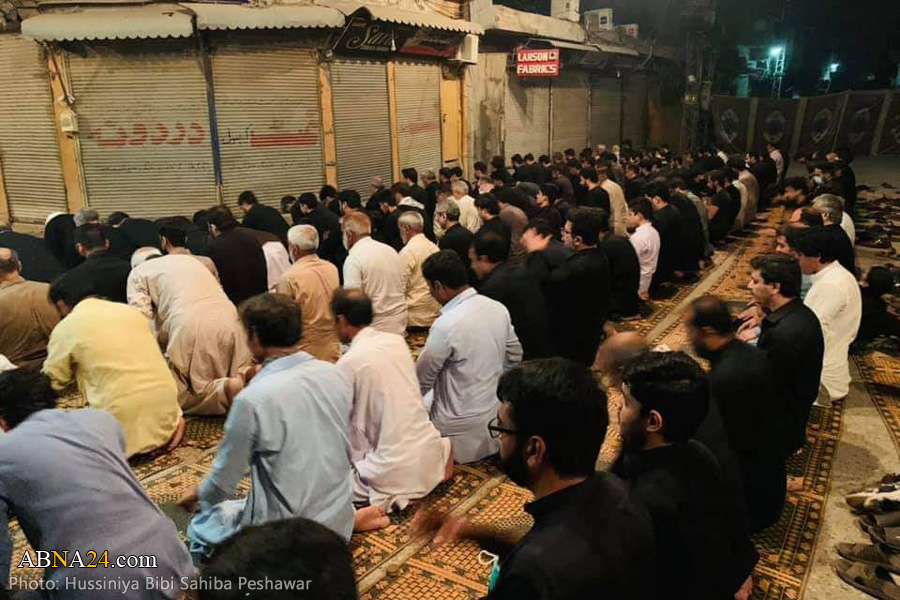 عکس خبری/ اقامه نماز جماعت در شهر پیشاور در روز اربعین حسینی 