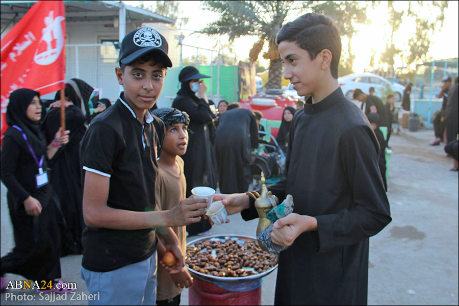 گزارش تصویری/ خدمت رسانی کودکان و نوجوان عراقی به زائرین اربعین 