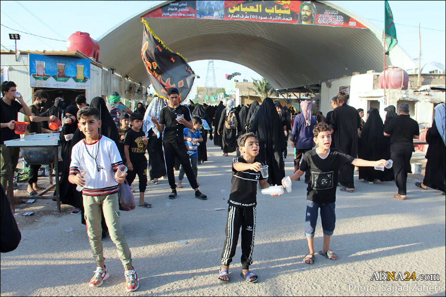 گزارش تصویری/ خدمت رسانی کودکان و نوجوان عراقی به زائرین اربعین 