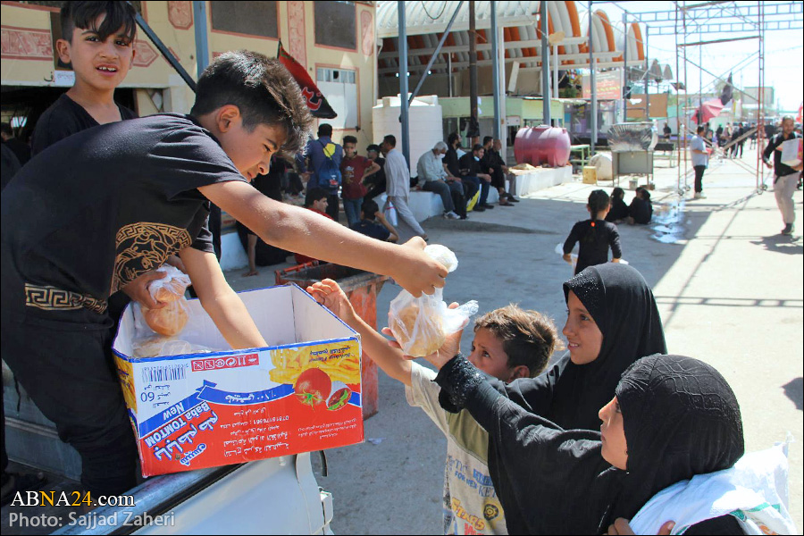 گزارش تصویری/ خدمت رسانی کودکان و نوجوانان عراقی به زائرین اربعین 