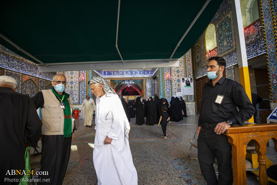 گزارش تصویری/ خدمت گزاری خادمان حرم حضرت عباس(ع) به زائرین اربعین 